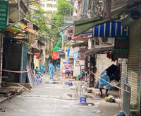 [Ảnh] Xúc động hình ảnh chiến sỹ Công an phường Thanh Xuân Trung trong tâm dịch 328 - 330 Nguyễn Trãi