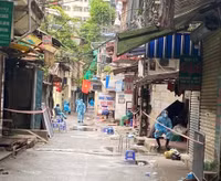[Ảnh] Xúc động hình ảnh chiến sỹ Công an phường Thanh Xuân Trung trong tâm dịch 328 - 330 Nguyễn Trãi