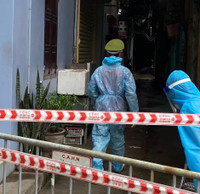 [Ảnh] Xúc động hình ảnh chiến sỹ Công an phường Thanh Xuân Trung trong tâm dịch 328 - 330 Nguyễn Trãi