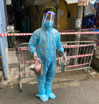 [Ảnh] Xúc động hình ảnh chiến sỹ Công an phường Thanh Xuân Trung trong tâm dịch 328 - 330 Nguyễn Trãi