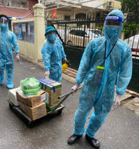 [Ảnh] Xúc động hình ảnh chiến sỹ Công an phường Thanh Xuân Trung trong tâm dịch 328 - 330 Nguyễn Trãi