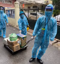 [Ảnh] Xúc động hình ảnh chiến sỹ Công an phường Thanh Xuân Trung trong tâm dịch 328 - 330 Nguyễn Trãi