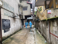 [Ảnh] Xúc động hình ảnh chiến sỹ Công an phường Thanh Xuân Trung trong tâm dịch 328 - 330 Nguyễn Trãi