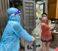 [Ảnh] Xúc động hình ảnh chiến sỹ Công an phường Thanh Xuân Trung trong tâm dịch 328 - 330 Nguyễn Trãi