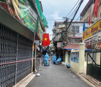 [Ảnh] Xúc động hình ảnh chiến sỹ Công an phường Thanh Xuân Trung trong tâm dịch 328 - 330 Nguyễn Trãi