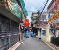 [Ảnh] Xúc động hình ảnh chiến sỹ Công an phường Thanh Xuân Trung trong tâm dịch 328 - 330 Nguyễn Trãi