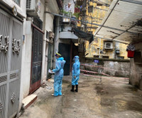 [Ảnh] Xúc động hình ảnh chiến sỹ Công an phường Thanh Xuân Trung trong tâm dịch 328 - 330 Nguyễn Trãi