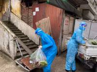 [Ảnh] Xúc động hình ảnh chiến sỹ Công an phường Thanh Xuân Trung trong tâm dịch 328 - 330 Nguyễn Trãi