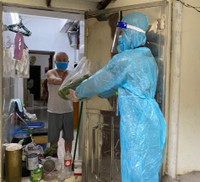 [Ảnh] Xúc động hình ảnh chiến sỹ Công an phường Thanh Xuân Trung trong tâm dịch 328 - 330 Nguyễn Trãi