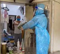 [Ảnh] Xúc động hình ảnh chiến sỹ Công an phường Thanh Xuân Trung trong tâm dịch 328 - 330 Nguyễn Trãi