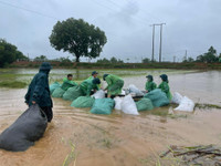 Chiến sỹ Công an Hà Nội ngâm nước giúp người dân cứu lúa