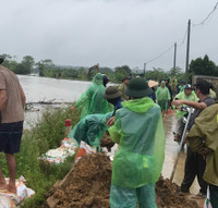 Ngoại thành Hà Nội khẩn trương đắp đê chống lũ tràn