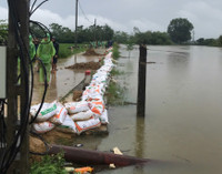 Ngoại thành Hà Nội khẩn trương đắp đê chống lũ tràn