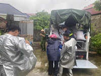 Hình ảnh Công an huyện Ứng Hoà khẩn trương hỗ trợ nhân dân di dời tài sản 