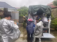 Hình ảnh Công an huyện Ứng Hoà khẩn trương hỗ trợ nhân dân di dời tài sản 