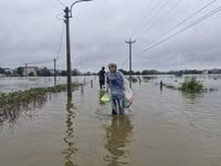 Những hình ảnh ngoại thành Hà Nội ngập trắng trong nước lũ