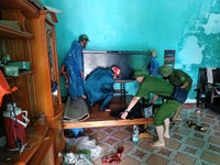 Hình ảnh Công an huyện Ứng Hoà khẩn trương hỗ trợ nhân dân di dời tài sản 