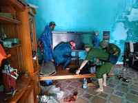 Hình ảnh Công an huyện Ứng Hoà khẩn trương hỗ trợ nhân dân di dời tài sản 