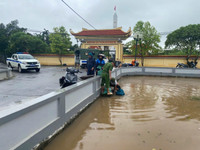 Hình ảnh Công an huyện Ứng Hoà khẩn trương hỗ trợ nhân dân di dời tài sản 