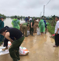 Ngoại thành Hà Nội khẩn trương đắp đê chống lũ tràn