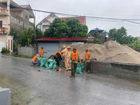 Hình ảnh Công an huyện Ứng Hoà khẩn trương hỗ trợ nhân dân di dời tài sản 