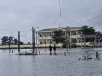 Những hình ảnh ngoại thành Hà Nội ngập trắng trong nước lũ