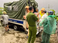 Hình ảnh Công an huyện Ứng Hoà khẩn trương hỗ trợ nhân dân di dời tài sản 