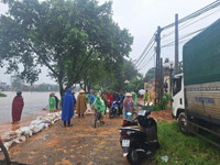 Ngoại thành Hà Nội khẩn trương đắp đê chống lũ tràn