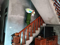 Hình ảnh Công an huyện Ứng Hoà khẩn trương hỗ trợ nhân dân di dời tài sản 