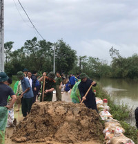 Ngoại thành Hà Nội khẩn trương đắp đê chống lũ tràn