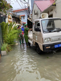 Hình ảnh Công an huyện Ứng Hoà khẩn trương hỗ trợ nhân dân di dời tài sản 