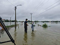 Những hình ảnh ngoại thành Hà Nội ngập trắng trong nước lũ