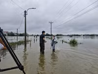 Những hình ảnh ngoại thành Hà Nội ngập trắng trong nước lũ