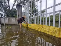 Những hình ảnh ngoại thành Hà Nội ngập trắng trong nước lũ