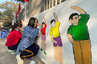 Xem học sinh ở Hà Nội vẽ bích họa 