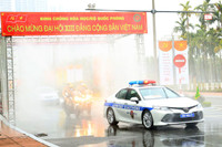 Phun hoá chất khử khuẩn xe phục vụ Đại hội đại biểu toàn quốc lần thứ XIII của Đảng