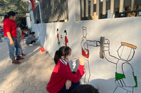 Xem học sinh ở Hà Nội vẽ bích họa 