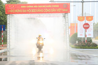 Phun hoá chất khử khuẩn xe phục vụ Đại hội đại biểu toàn quốc lần thứ XIII của Đảng