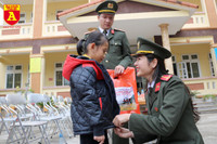 Đông ấm, trao yêu thương cùng Công an Hà Nội 