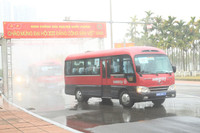 Phun hoá chất khử khuẩn xe phục vụ Đại hội đại biểu toàn quốc lần thứ XIII của Đảng