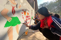 Xem học sinh ở Hà Nội vẽ bích họa 