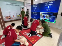 Xem học sinh, sinh viên Hà Nội trải nghiệm kỹ năng an toàn PCCC và CNCH