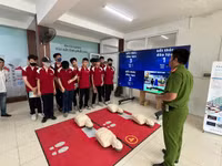 Xem học sinh, sinh viên Hà Nội trải nghiệm kỹ năng an toàn PCCC và CNCH