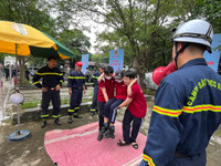 Xem học sinh, sinh viên Hà Nội trải nghiệm kỹ năng an toàn PCCC và CNCH