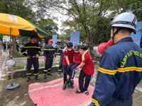 Xem học sinh, sinh viên Hà Nội trải nghiệm kỹ năng an toàn PCCC và CNCH