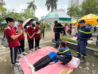 Xem học sinh, sinh viên Hà Nội trải nghiệm kỹ năng an toàn PCCC và CNCH