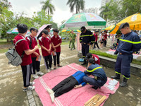 Xem học sinh, sinh viên Hà Nội trải nghiệm kỹ năng an toàn PCCC và CNCH