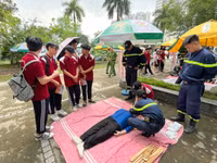 Xem học sinh, sinh viên Hà Nội trải nghiệm kỹ năng an toàn PCCC và CNCH