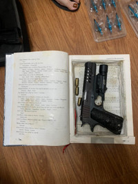 [Ảnh] Cận cảnh quá trình khám nhà đối tượng, thu gần 10 khẩu súng, ma túy các loại