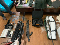 [Ảnh] Cận cảnh quá trình khám nhà đối tượng, thu gần 10 khẩu súng, ma túy các loại